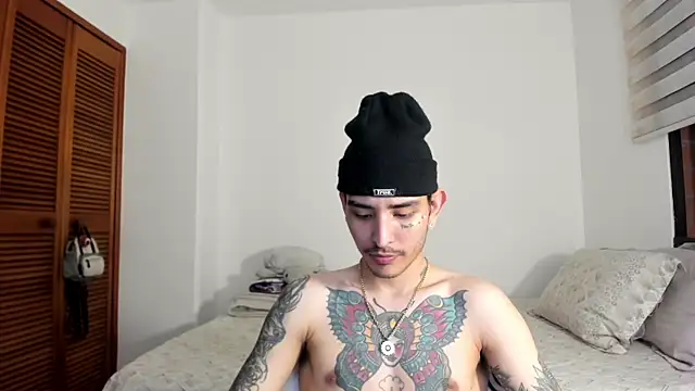 Snapshot of carti02 chatting on 12.03.24 carti02 online show from 12.03.24