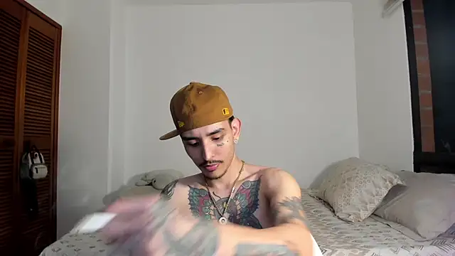 Snapshot of carti02 chatting on 12.12.24 carti02 online show from 12.12.24