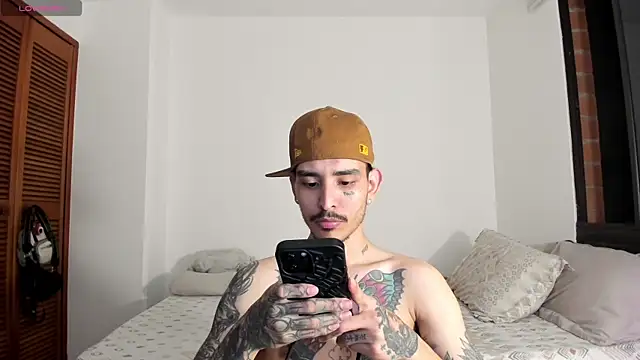 Snapshot of carti02 chatting on 12.19.24 carti02 online show from 12.19.24