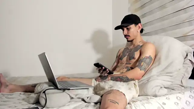 Snapshot of carti02 chatting on 12.28.24 carti02 online show from 12.28.24