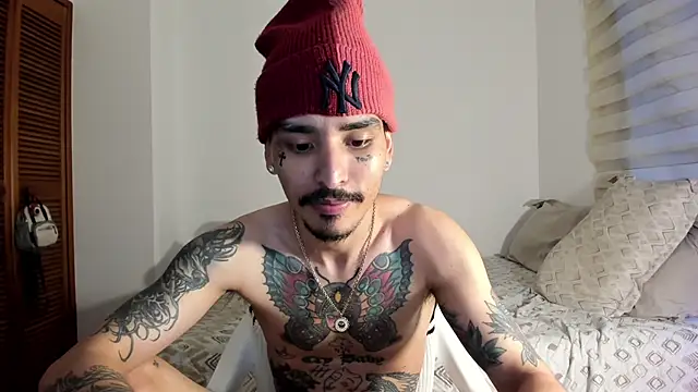 Snapshot of carti02 chatting on 12.29.24 carti02 online show from 12.29.24