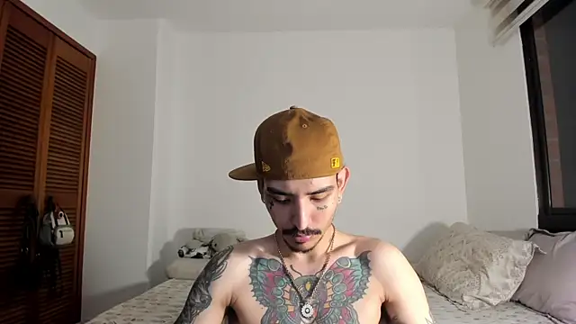 Snapshot of carti02 chatting on 12.31.24 carti02 online show from 12.31.24