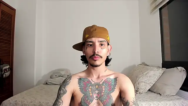 Snapshot of carti02 chatting on 01.07.25 carti02 online show from 01.07.25