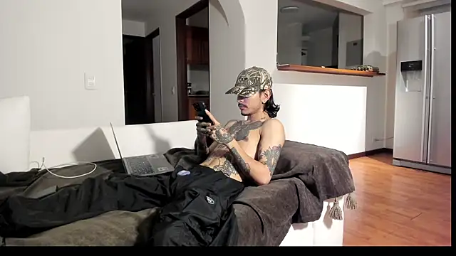 Snapshot of carti02 chatting on 02.04.25 carti02 online show from 02.04.25