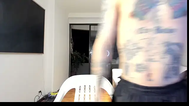 Snapshot of carti02 chatting on 02.04.25 carti02 online show from 02.04.25