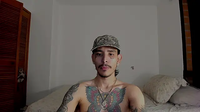 Snapshot of carti02 chatting on 02.21.25 carti02 online show from 02.21.25