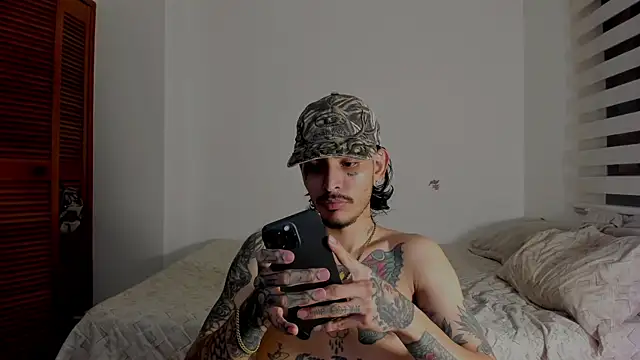 Snapshot of carti02 chatting on 02.21.25 carti02 online show from 02.21.25