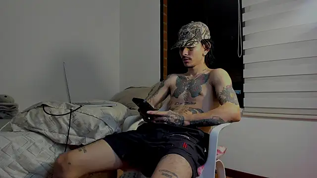 Snapshot of carti02 chatting on 03.07.25 carti02 online show from 03.07.25