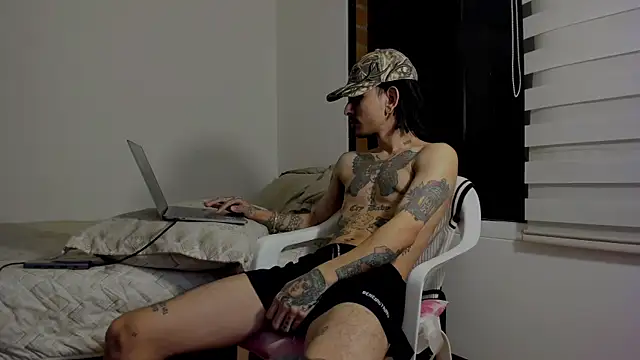 Snapshot of carti02 chatting on 03.11.25 carti02 online show from 03.11.25