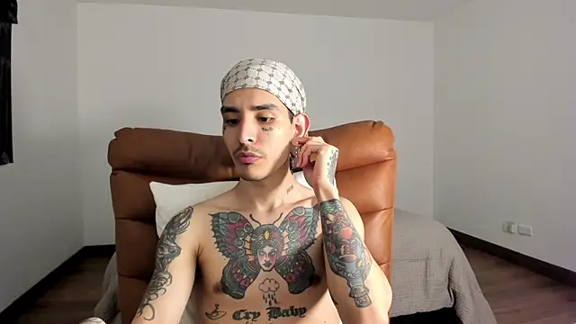 Snapshot of carti02 chatting on 09.10.25 carti02 online show from 09.10.25