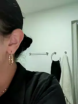 Snapshot of Lia_Hurley chatting on 12.11.24 Lia Hurley online show from 12.11.24