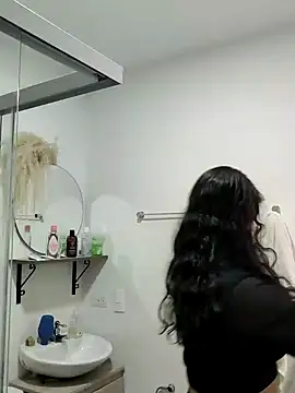 Snapshot of Lia_Hurley chatting on 12.14.24 Lia Hurley online show from 12.14.24