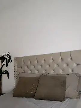 Snapshot of Lia_Hurley chatting on 12.20.24 Lia Hurley online show from 12.20.24