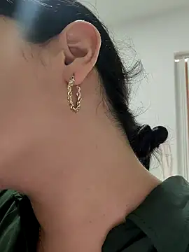 Snapshot of Lia_Hurley chatting on 12.22.24 Lia Hurley online show from 12.22.24