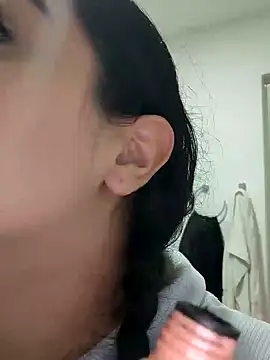 Snapshot of Lia_Hurley chatting on 02.11.25 Lia Hurley online show from 02.11.25