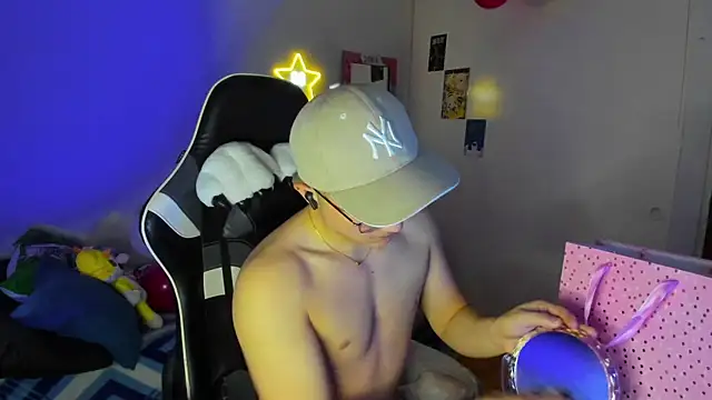 Snapshot of AustinSummerr chatting on 02.05.25 AustinSummerr online show from 02.05.25