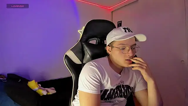 Snapshot of AustinSummerr chatting on 03.18.25 AustinSummerr online show from 03.18.25
