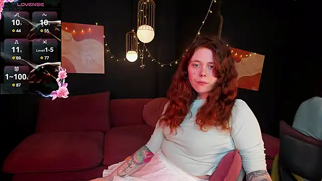 Snapshot of SophiePure chatting on 02.25.25 SophiePure online show from 02.25.25