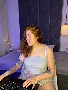 Snapshot of SophiePure chatting on 10.24.25 SophiePure online show from 10.24.25