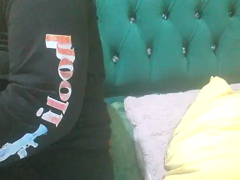 Snapshot of Sexy_Riri chatting on 10.24.25 Sexy Riri online show from 10.24.25