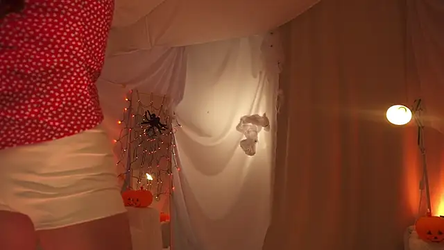 Snapshot of arizonasunrise chatting on 10.28.25 arizonasunrise online show from 10.28.25