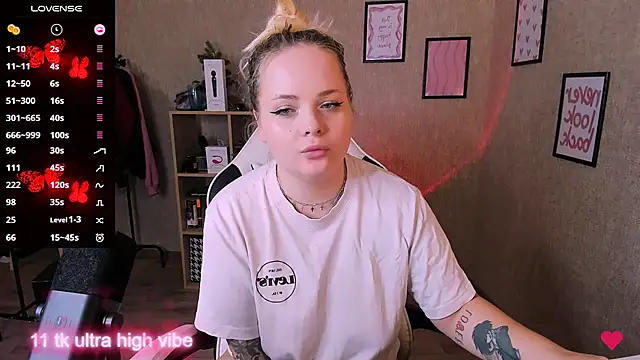 Snapshot of flower_sarah_ chatting on 02.23.25 flower sarah online show from 02.23.25