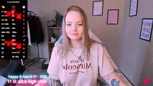 Snapshot of flower_sarah_ chatting on 03.08.25 flower sarah online show from 03.08.25