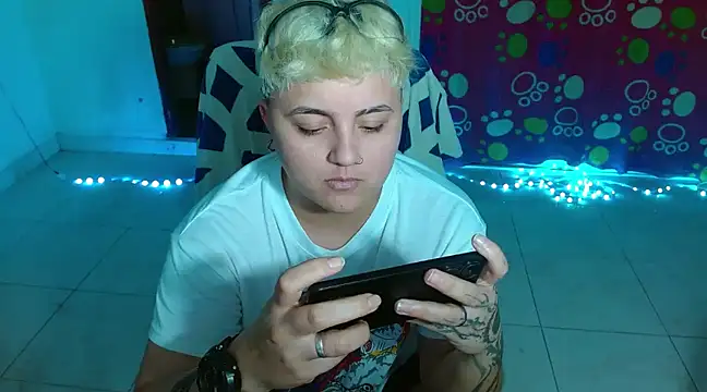Snapshot of isabeautyx19 chatting on 12.15.24 isabeautyx19 online show from 12.15.24