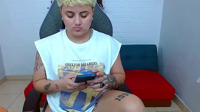 Snapshot of isabeautyx19 chatting on 12.18.24 isabeautyx19 online show from 12.18.24