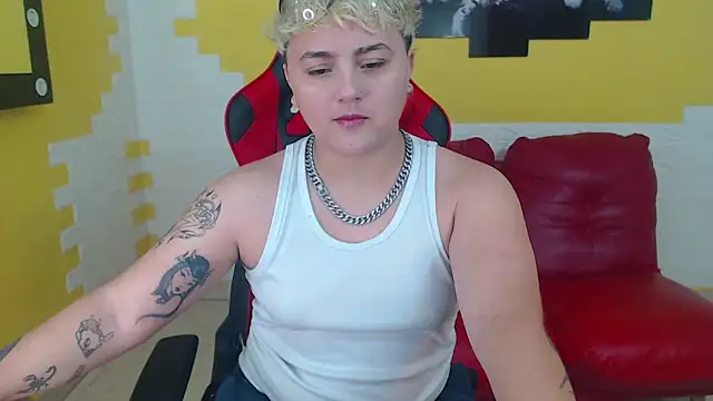 Snapshot of isabeautyx19 chatting on 12.23.24 isabeautyx19 online show from 12.23.24