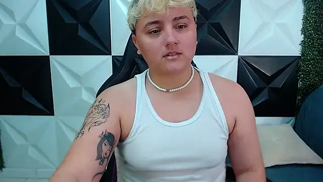 Snapshot of isabeautyx19 chatting on 12.28.24 isabeautyx19 online show from 12.28.24