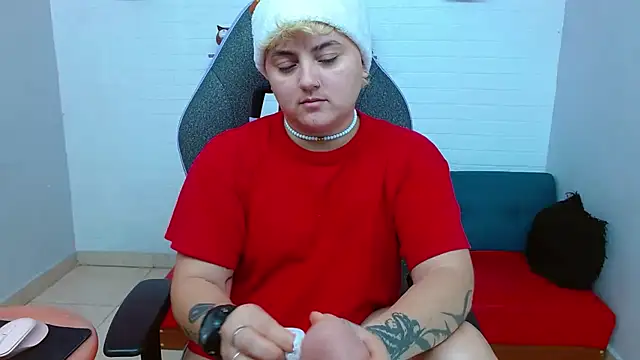 Snapshot of isabeautyx19 chatting on 12.29.24 isabeautyx19 online show from 12.29.24