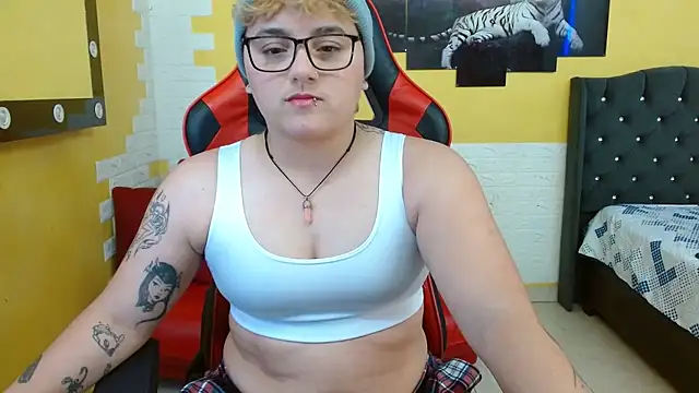 Snapshot of isabeautyx19 chatting on 09.12.25 isabeautyx19 online show from 09.12.25