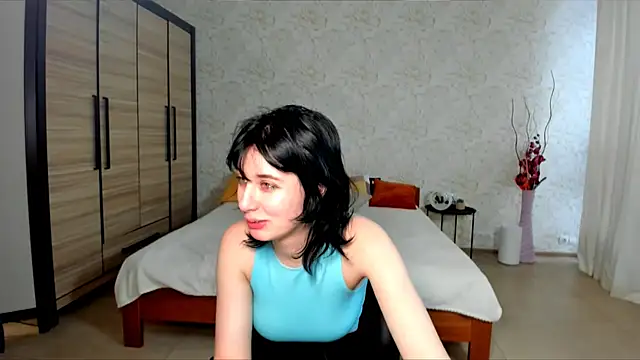 Snapshot of JulisSweet chatting on 12.21.24 JulisSweet online show from 12.21.24
