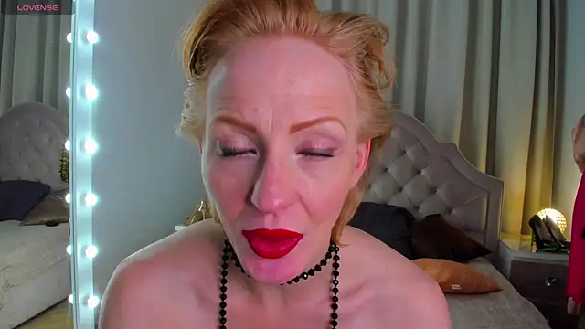 Snapshot of SquirtyAlisa chatting on 01.29.25 SquirtyAlisa online show from 01.29.25