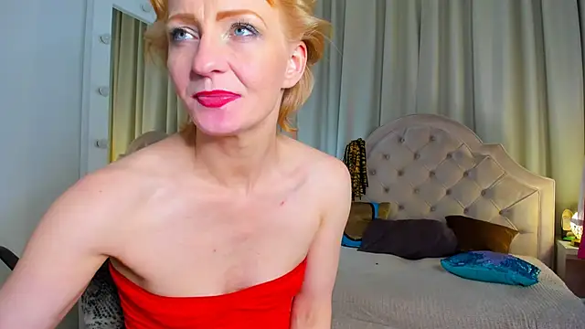 Snapshot of SquirtyAlisa chatting on 02.14.25 SquirtyAlisa online show from 02.14.25
