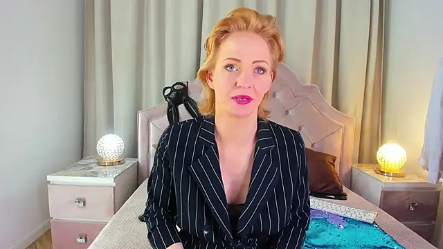 Snapshot of SquirtyAlisa chatting on 03.18.25 SquirtyAlisa online show from 03.18.25