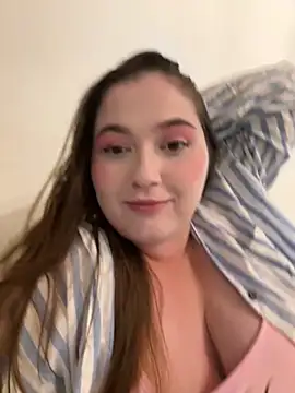 Snapshot of Kamilla_Loop chatting on 10.06.25 Kamilla Loop online show from 10.06.25