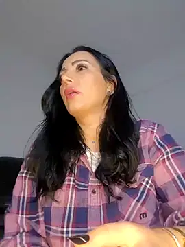 Snapshot of ReiyaRey chatting on 10.23.25 ReiyaRey online show from 10.23.25