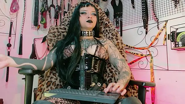 Snapshot of Agatha_BDSM chatting on 04.30.26 Agatha BDSM online show from 04.30.26