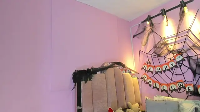 LoveQueen2 online show from 10.28.25