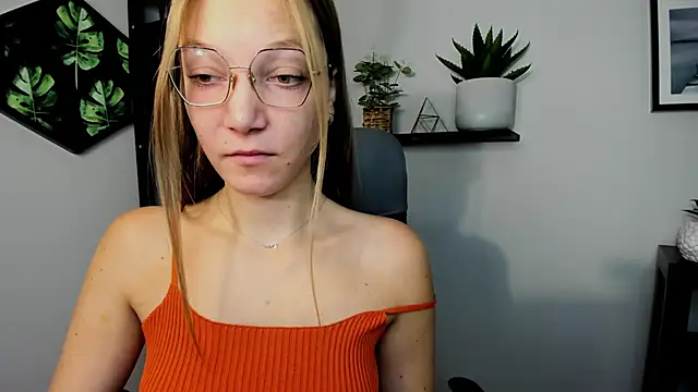 EmillyPlay online show from 12.04.24
