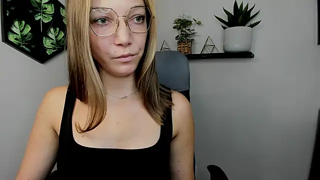 EmillyPlay online show from 12.06.24