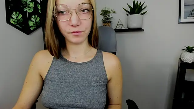 EmillyPlay online show from 12.17.24