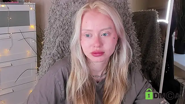 Snapshot of MalenaErnman chatting on 10.14.25 MalenaErnman online show from 10.14.25