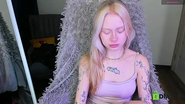 Snapshot of MalenaErnman chatting on 10.16.25 MalenaErnman online show from 10.16.25