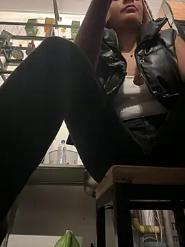 Snapshot of pamell_col chatting on 12.06.24 pamell col online show from 12.06.24