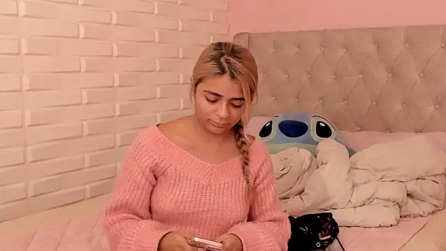 Snapshot of pamell_col chatting on 12.18.24 pamell col online show from 12.18.24