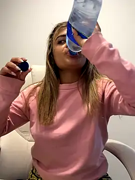 Snapshot of pamell_col chatting on 10.05.25 pamell col online show from 10.05.25