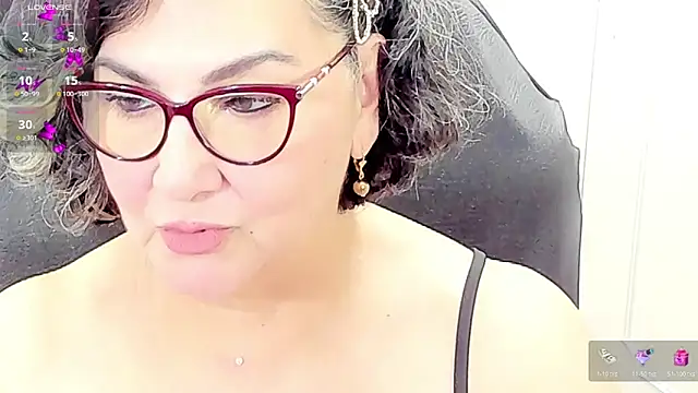 Snapshot of cataleya_mom chatting on 06.03.26 cataleya mom online show from 06.03.26